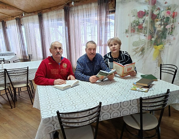 Подвигу – память: выставки и передвижная библиотека к памятным датам в Кировской сельской библиотеке